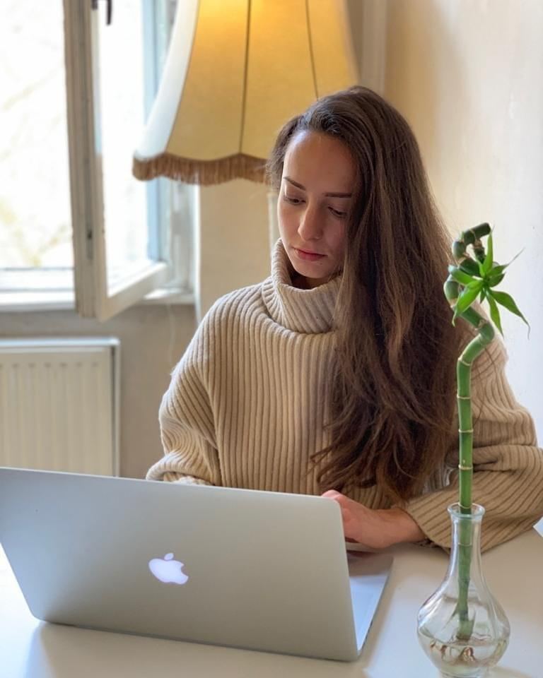 Elena Motroni al lavoro al computer