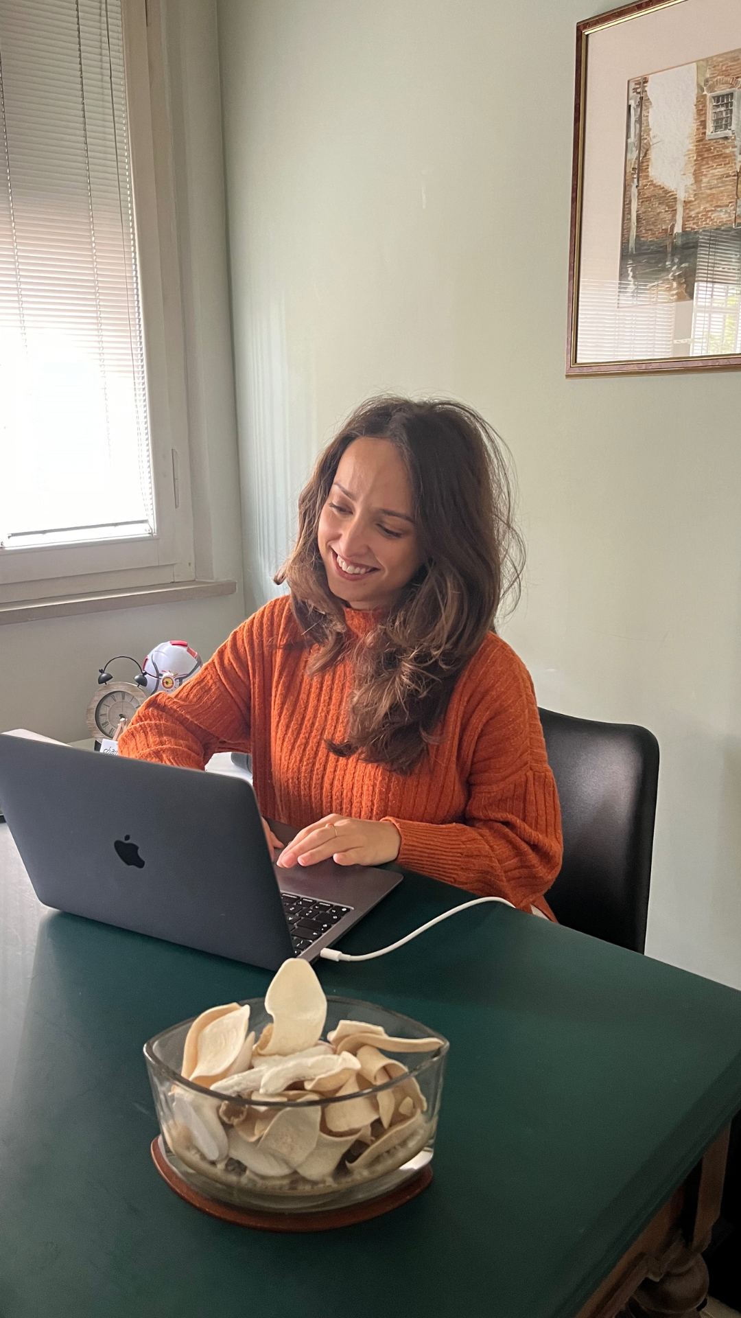 Elena Motroni durante una consulenza