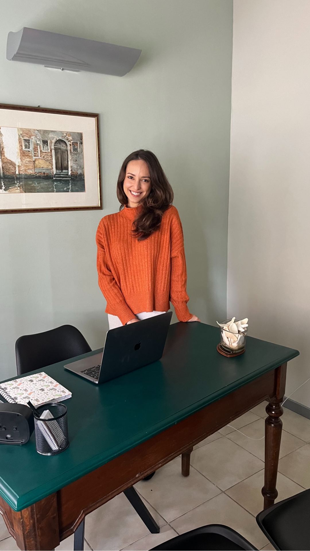 Elena Motroni nel suo studio di naturopatia a Mantova