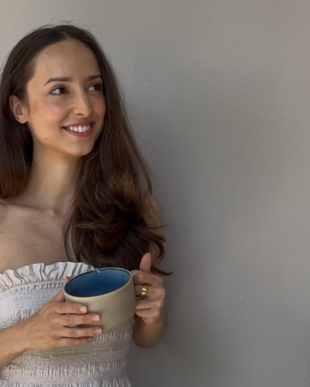 Elena Motroni sorridente con una tazza tra le mani